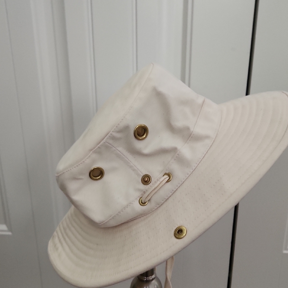 🇨🇦***Cream Bucket Hat with Gold Accents / New Without Tag